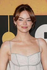 エマ・ストーン、ルイ・ヴィトンのドレスで輝く美しさを披露
