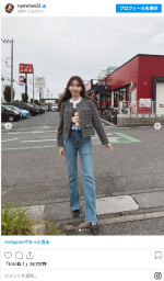 キャラTもかわいいけど　脚が長すぎる！　小嶋陽菜　※「小嶋陽菜」インスタグラム