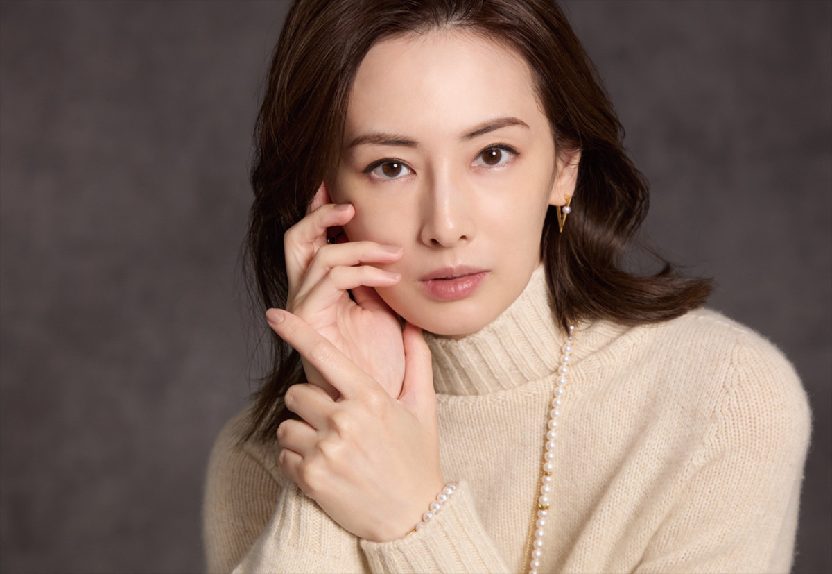 北川景子がエレガンスに魅せる！　2026年カレンダー発売　表紙2種＆特典カット4点公開