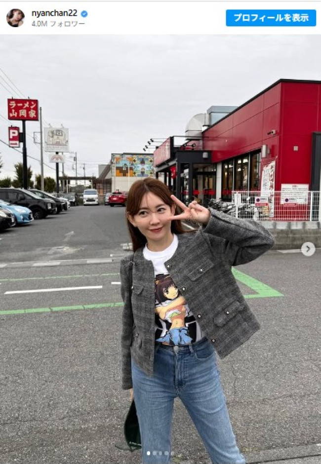 キャラTもかわいいけど 脚が長すぎる! 小嶋陽菜 ※「小嶋陽菜」インスタグラム