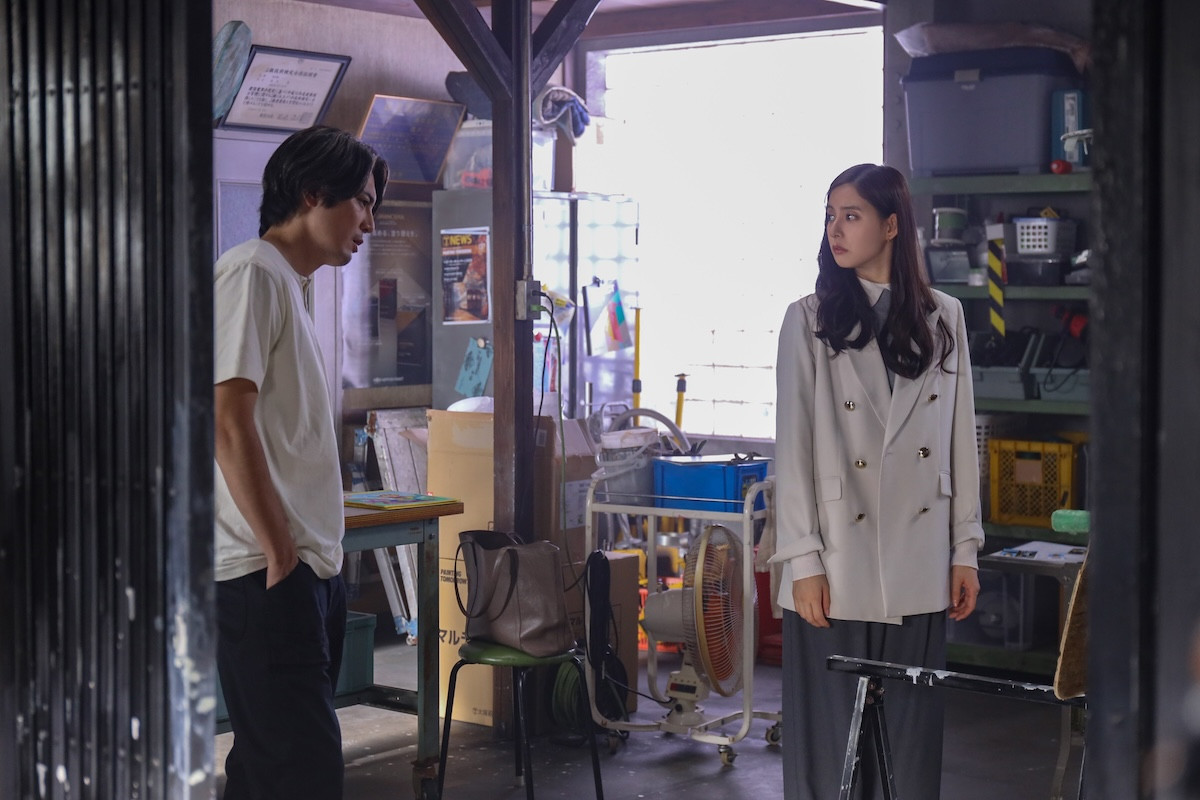 『良いこと悪いこと』第2話 “高木”間宮祥太朗＆“猿橋”新木優子、かつてのクラスメート“中島”松井玲奈と接触