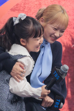 ドラマ『フェイクマミー』に出演する池村碧彩（左）と川栄李奈（右）
