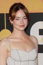 エマ・ストーン、ルイ・ヴィトンのドレスで輝く美しさを披露
