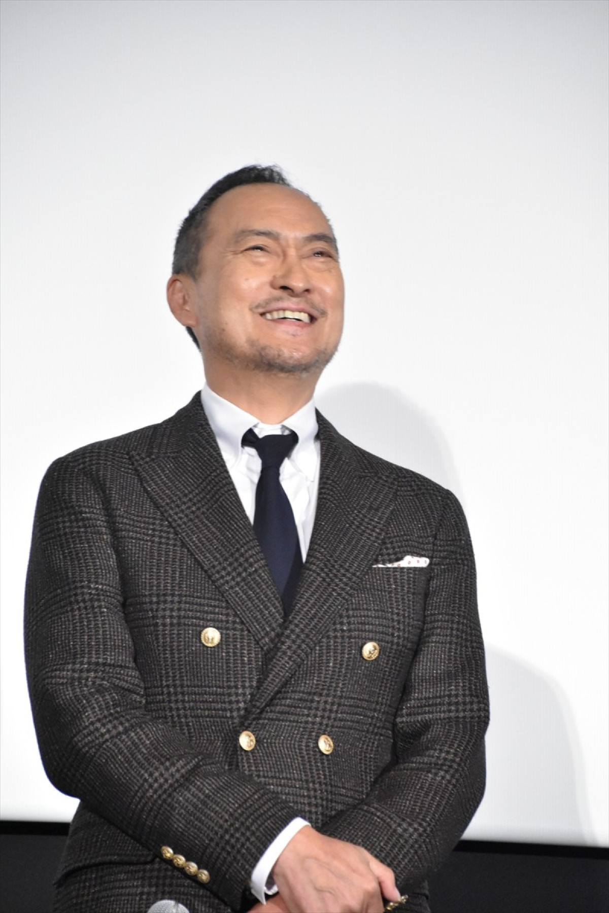 坂口健太郎、さっぱり短髪＆髭スタイルで主演映画の舞台挨拶に登場「大変な役でした」