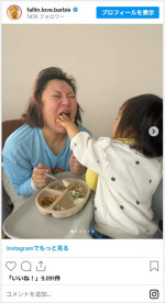バービー、娘からご飯を食べさせてもらう姿が微笑ましい　※「バービー」インスタグラム