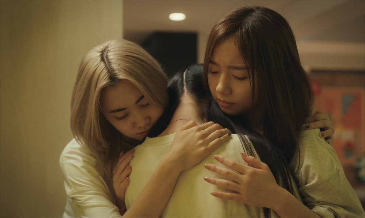 齊藤京子の輝くアイドル姿から不安抱えるスーツ姿も『恋愛裁判』場面写真16点一挙解禁