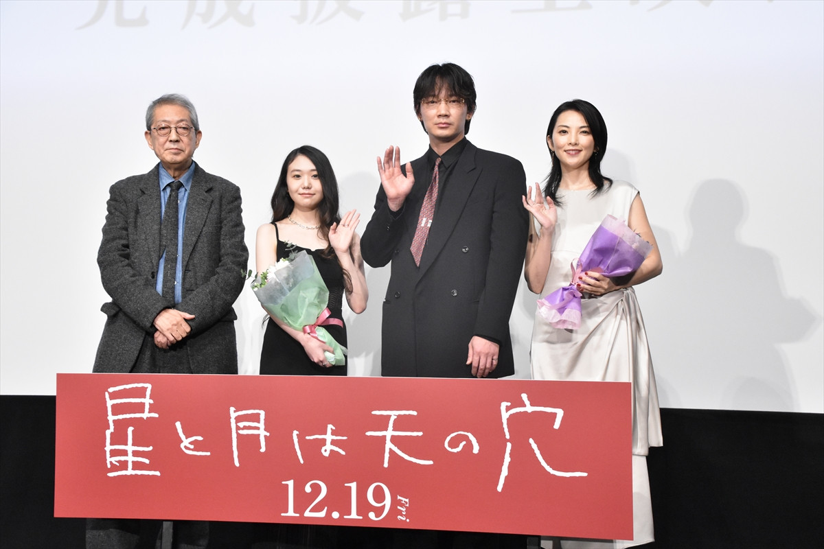 綾野剛、荒井晴彦監督の通訳を担当？　映画『星と月は天の穴』の現場でも“懸け橋”に
