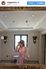 マギー、超豪華なロケーション×ガウン風ピンクワンピース姿を披露　※「マギー」インスタグラム