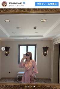 マギー、超豪華なロケーション×ガウン風ピンクワンピース姿を披露　※「マギー」インスタグラム