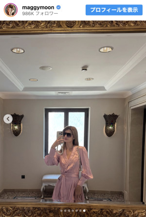マギー、超豪華なロケーション×ガウン風ピンクワンピース姿を披露　※「マギー」インスタグラム