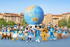 東京ディズニーシー25周年イベントの新衣装が初公開！　パークの海の魅力から着想を得た特別色「ジュビリーブルー」で統一