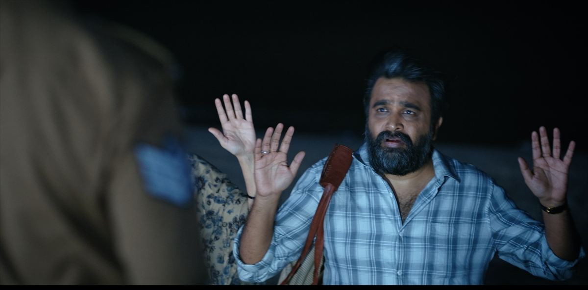 シビアな現実も笑って、踊って乗り越える！　インド映画『ツーリストファミリー』予告＆ビジュアル解禁