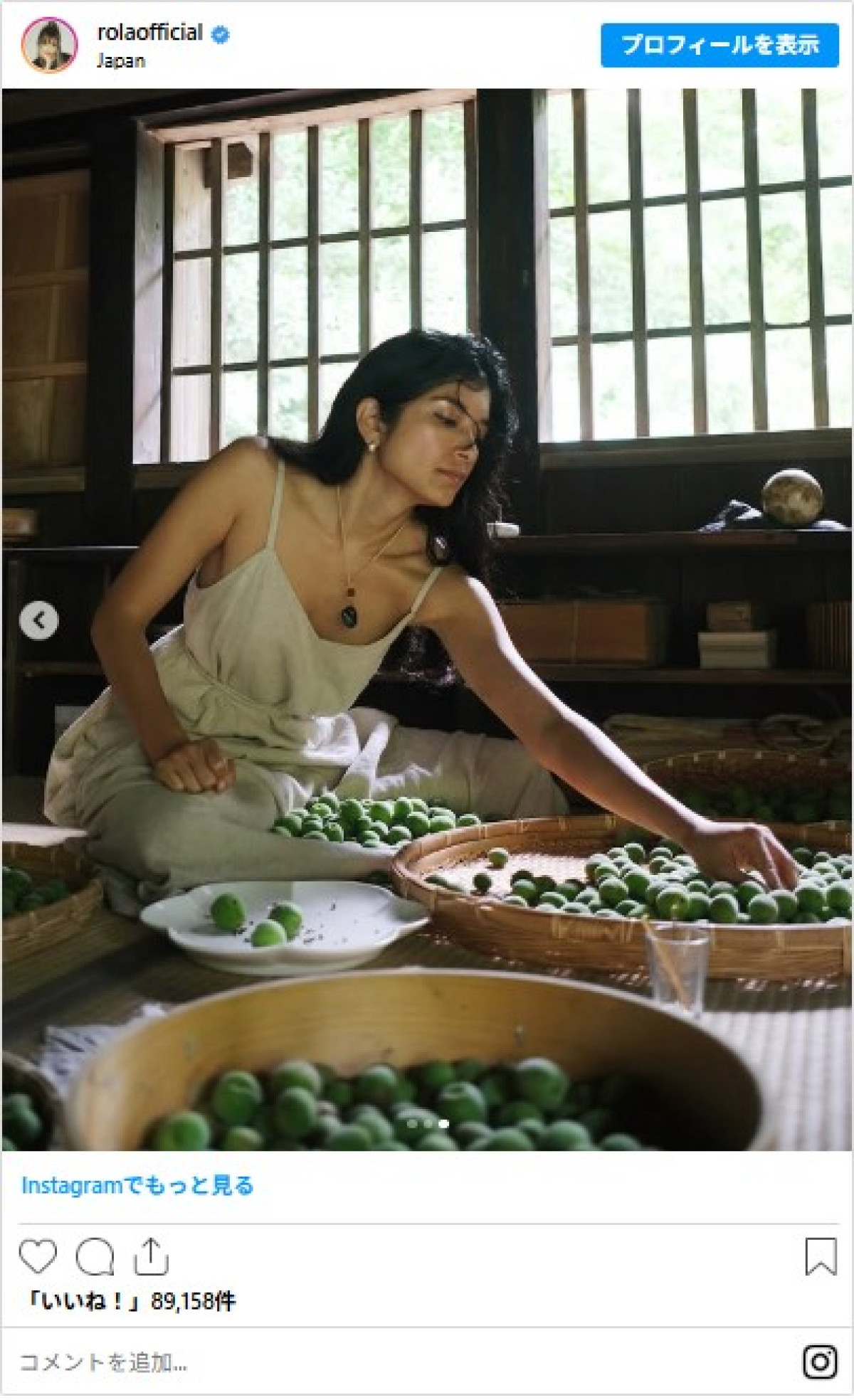 農業勉強中のローラ、背景とギャップがスゴい！　モードファッション×田園風景コレクション