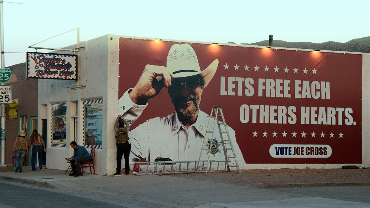 ホアキン・フェニックスが鼻グリグリに耐え、ド派手選挙カーで駆け巡る！　『エディントンへようこそ』場面写真解禁