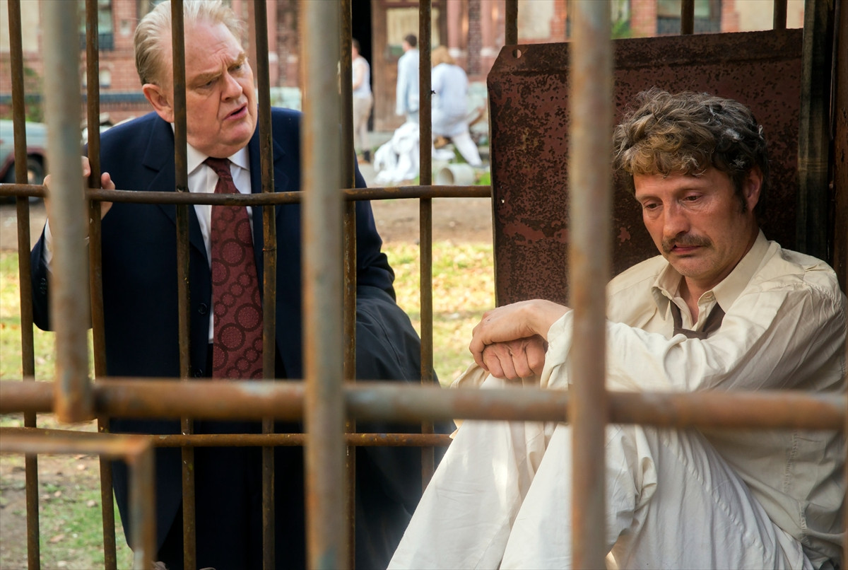 マッツ・ミケルセンの怪演光る！『メン＆チキン』日本初公開決定　予告＆場面写真公開