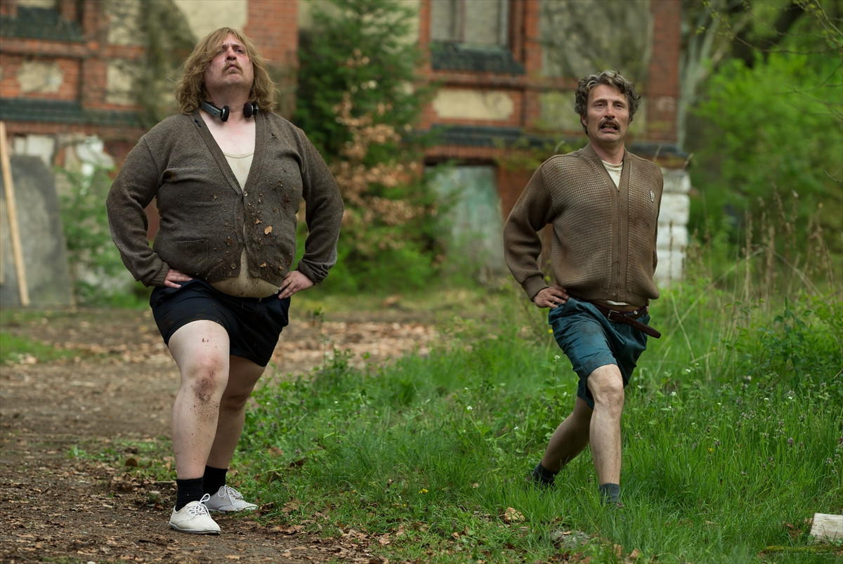 マッツ・ミケルセンの怪演光る！『メン＆チキン』日本初公開決定　予告＆場面写真公開