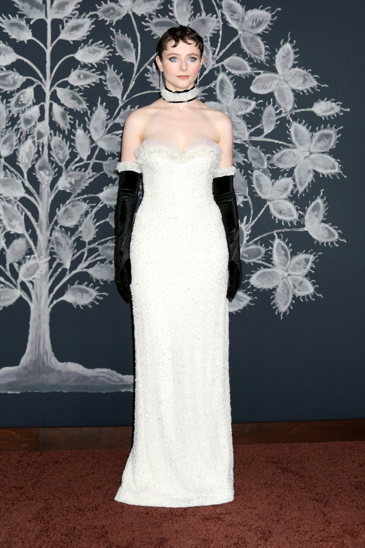 オードリー・ヘプバーン役に決定の俳優、プレミアで輝くドレス姿