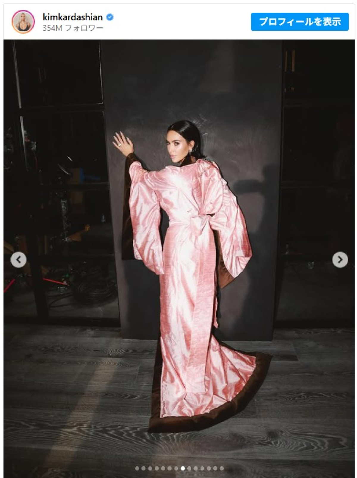 キム・カーダシアンが着物風ドレスを披露　6年前に文化の盗用で批判も