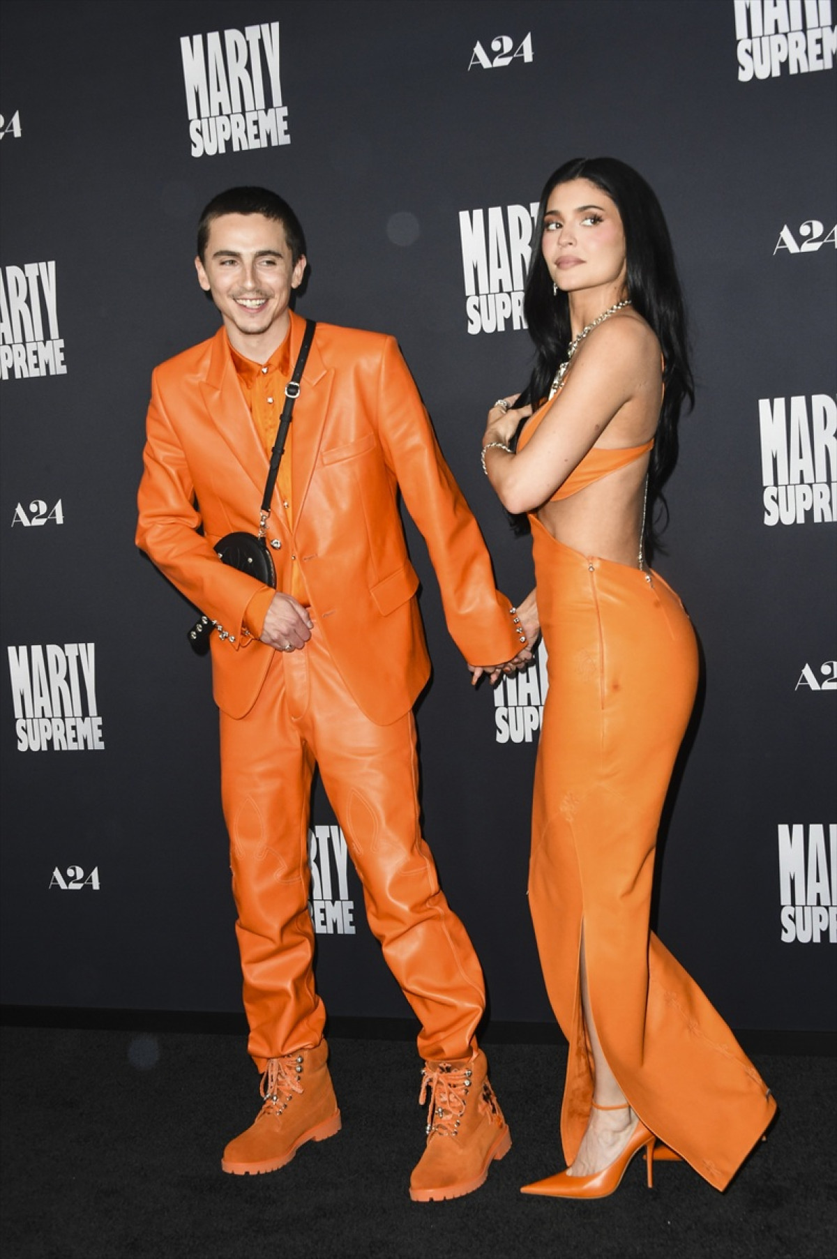 ラブラブ！ ティモシー・シャラメ＆カイリー・ジェンナー、鮮やかオレンジのペアルックで登場