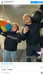 2人ともかっこいい！　元ブルゾンちえみwithBの金髪2ショット　※「コージ・トクダ」インスタグラム