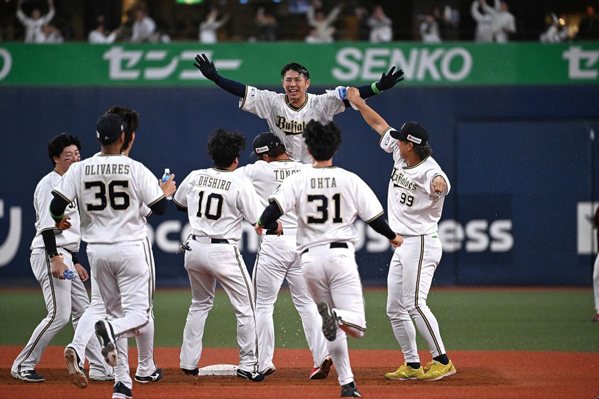 ますおか岡田の“常熱”がさく裂する！　バファローズドキュメントムービー場面写真が解禁