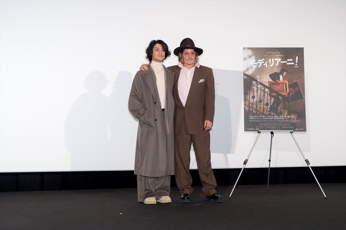 ジョニー・デップ、8年半ぶりの来日で「今度はもっと早く日本に戻ってきたい」　赤西仁がサプライズで登場