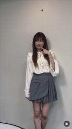 熊田曜子、ミニスカショット　※「熊田曜子」インスタグラム