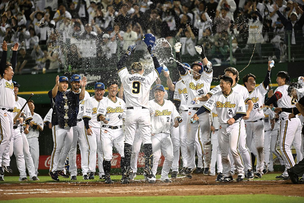 ますおか岡田の“常熱”がさく裂する！　バファローズドキュメントムービー場面写真が解禁