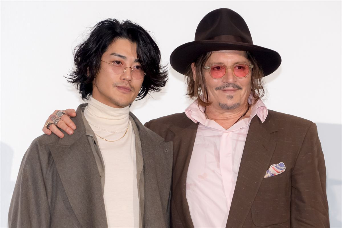 ジョニー・デップ、8年半ぶりの来日で「今度はもっと早く日本に戻ってきたい」　赤西仁がサプライズで登場