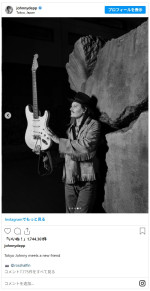 ギターを手にポーズ　※「ジョニー・デップ」インスタグラム