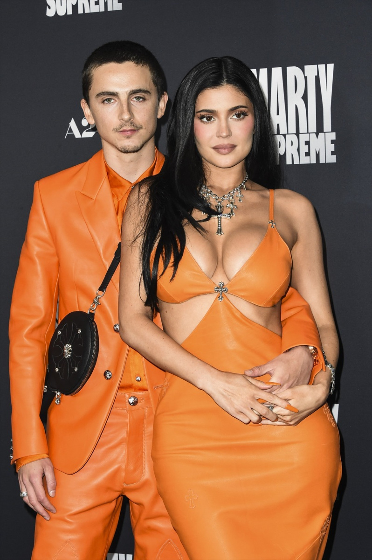 ラブラブ！ ティモシー・シャラメ＆カイリー・ジェンナー、鮮やかオレンジのペアルックで登場