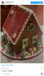 トム・クルーズが共演俳優に贈ったジンジャーブレッドハウス　※「ジェイク・ジョンソン」インスタグラム