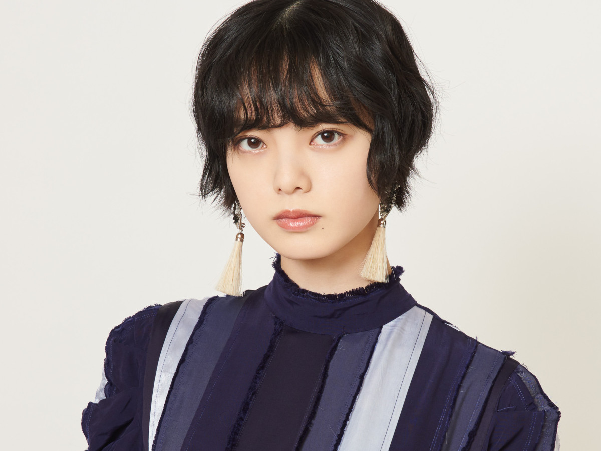 人気女性タレントが黒髪 → 金髪でビジュ激変！　「新鮮でめっちゃいい!!!」「とても素敵」