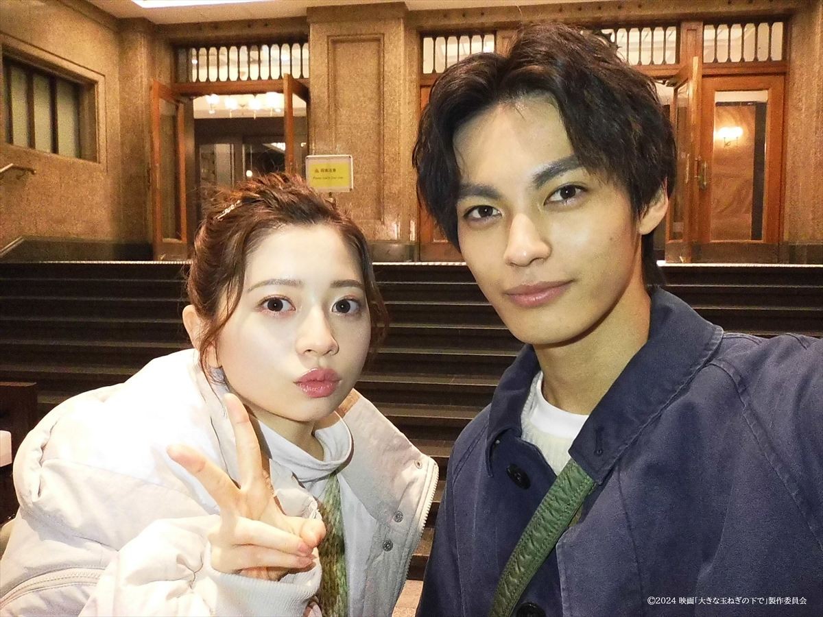神尾楓珠＆桜田ひよりらがお互いをパシャリ！　『大きな玉ねぎの下で』“エモいい”オフショ一挙解禁