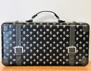 カルディ、話題の「トランク缶」開けてみた！　SNSで“推しぬいケース”にする人も〈実物レポ〉