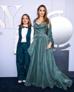 アンジェリーナ・ジョリーの娘ヴィヴィアン、母とカラーコーデのマニッシュルックでトニー賞に（2024年）