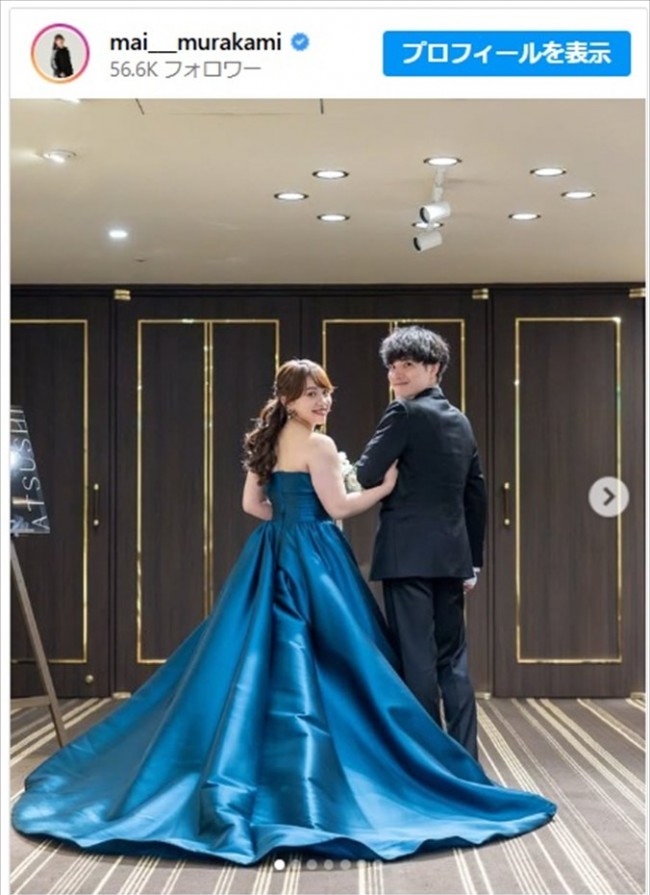 ブルーのドレスがよく似合う村上茉愛さんのウエディングショット　※「村上茉愛」インスタグラム