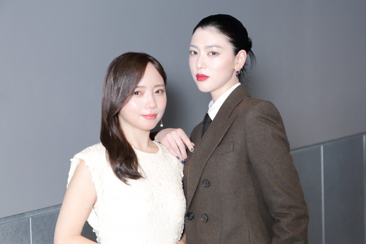 （左から）齊藤京子、三吉彩花