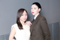 （左から）齊藤京子、三吉彩花