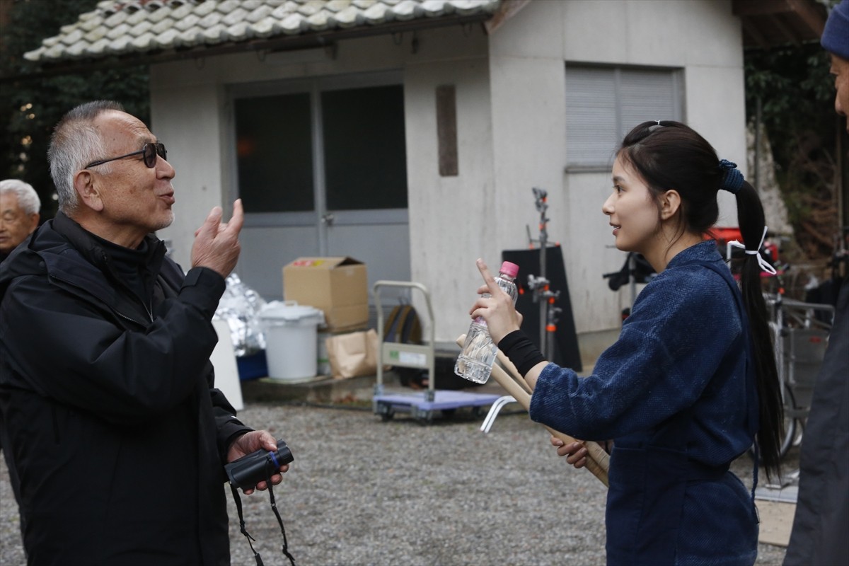 松坂桃李「映画の神様に愛された現場」　『雪の花』名匠・小泉堯史監督とキャストのメイキングカット公開