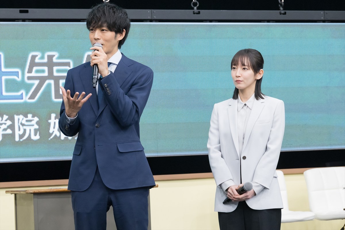 松坂桃李＆吉岡里帆、生徒役・奥平大兼の暴露に「見られてる（笑）」「恥ずかしい」
