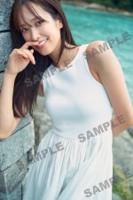 日向坂46・佐々木久美1st写真集、1月22日限定、Sony Music Shopでの写真集予約でもらえるポスター（絵柄はランカウイ島にて、灯台の下で撮影したカット）
