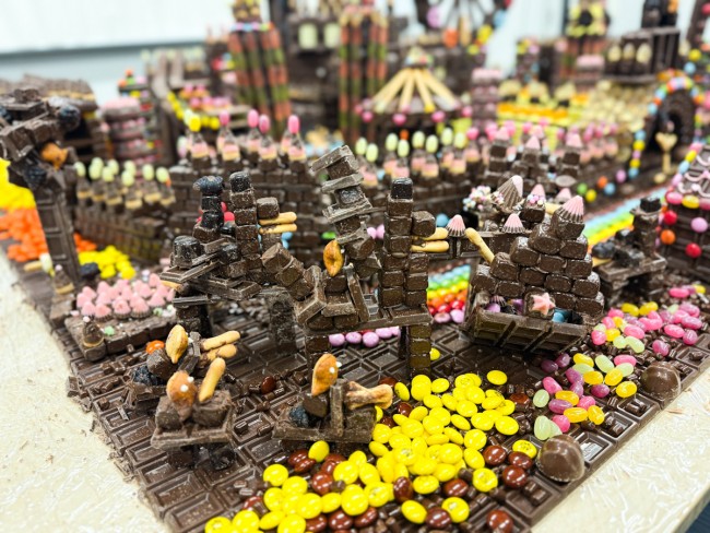 写真）チョコレートで作った“大きなお菓子の遊園地”をお披露目