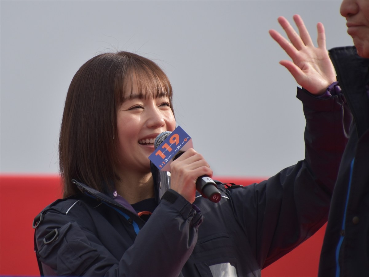 清野菜名、瀬戸康史、佐藤浩市らが消防局の出初式にサプライズ登場！　ドラマ『１１９エマージェンシーコール』をアピール