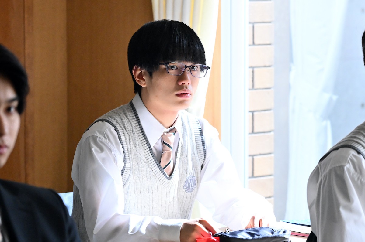 『御上先生』第2話　“御上”松坂桃李、“神崎”奥平大兼による不倫記事について生徒たちに討論させる