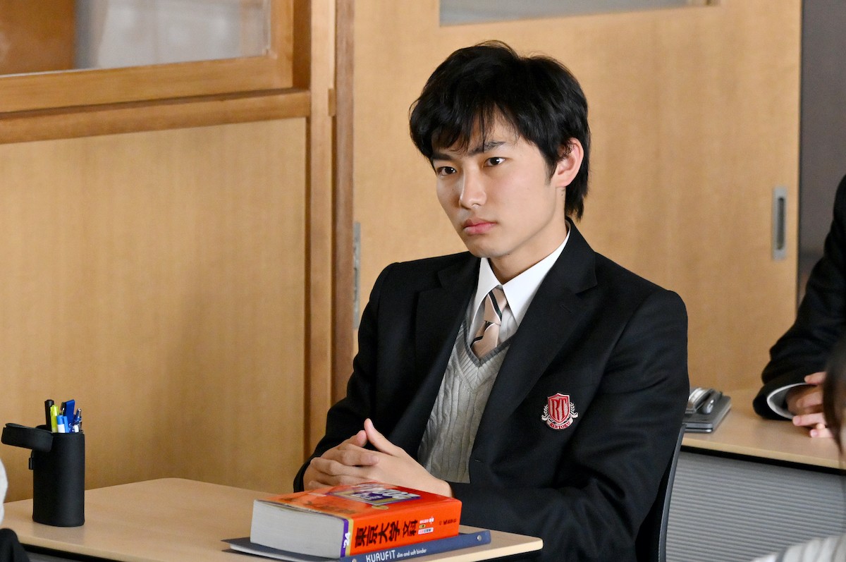 『御上先生』第2話　“御上”松坂桃李、“神崎”奥平大兼による不倫記事について生徒たちに討論させる