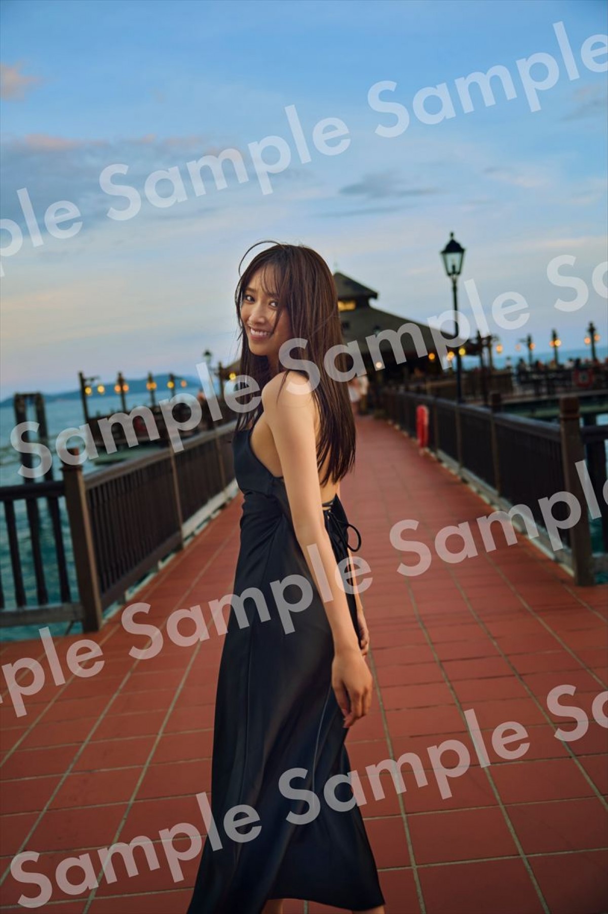 日向坂46・佐々木久美、美しい鎖骨にも注目！　1st写真集より水着カット公開