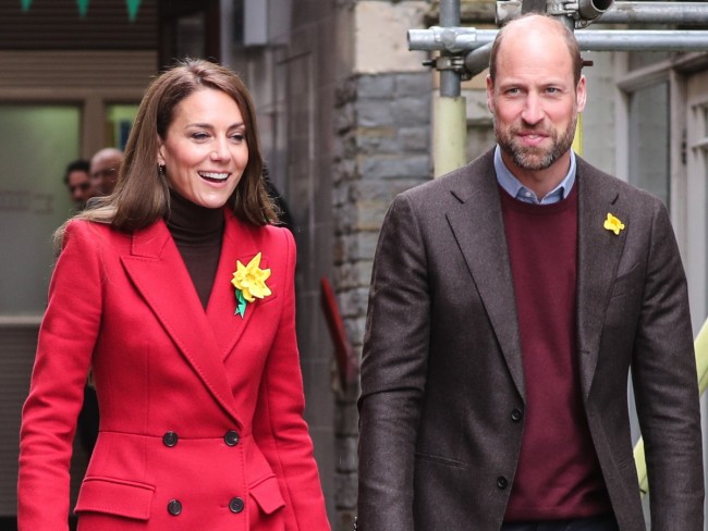 英キャサリン妃、がん公表後初のウェールズ訪問 国旗カラーの赤いコートを纏う