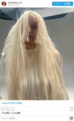 忽那汐里、ホワイトヘアー姿　※「忽那汐里」インスタグラム
