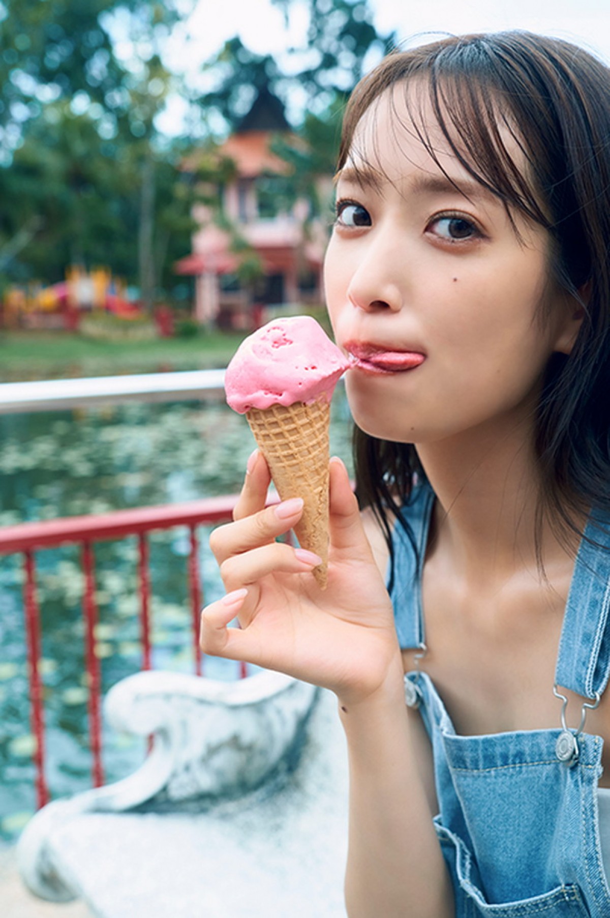 日向坂46・佐々木久美、自然感じる艶やかな赤ワンピカット　1st写真集先行カット第5弾公開
